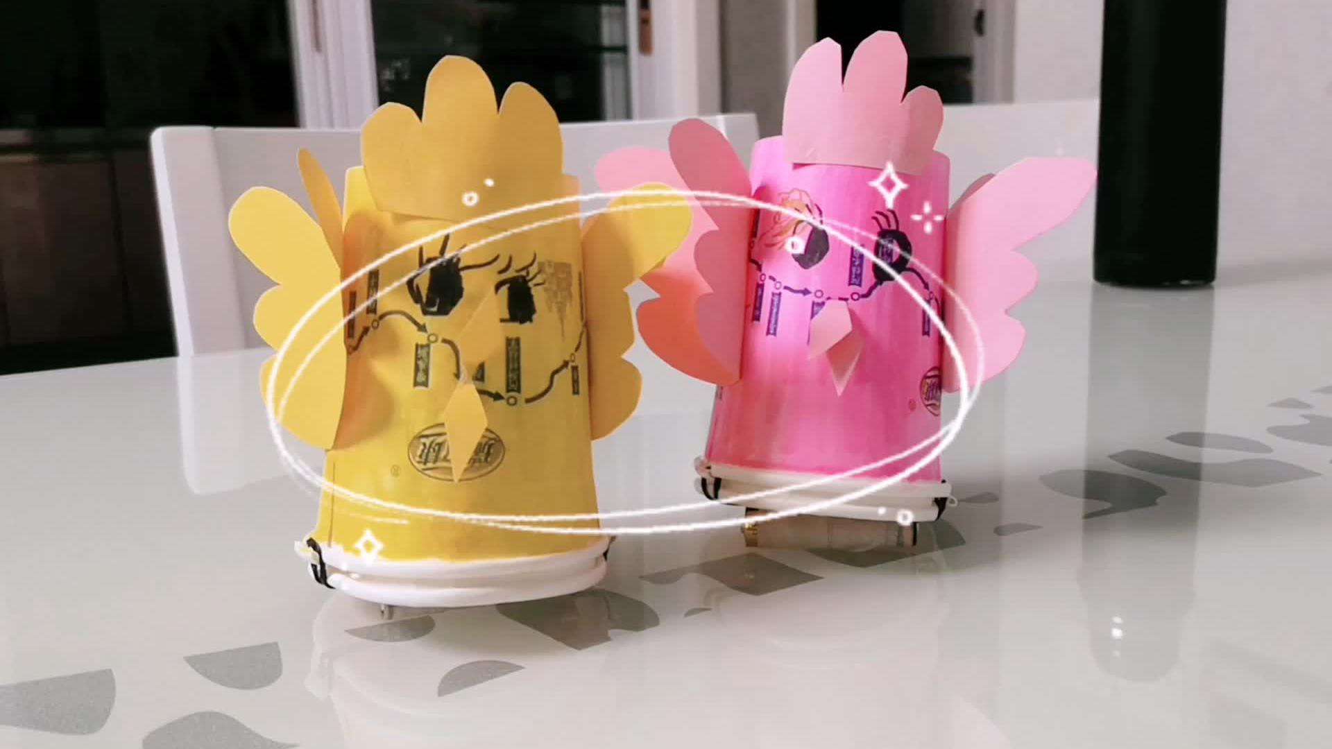 亲子早教手工小游戏:用纸杯做的小鸡,放在桌上还会跳,真好玩