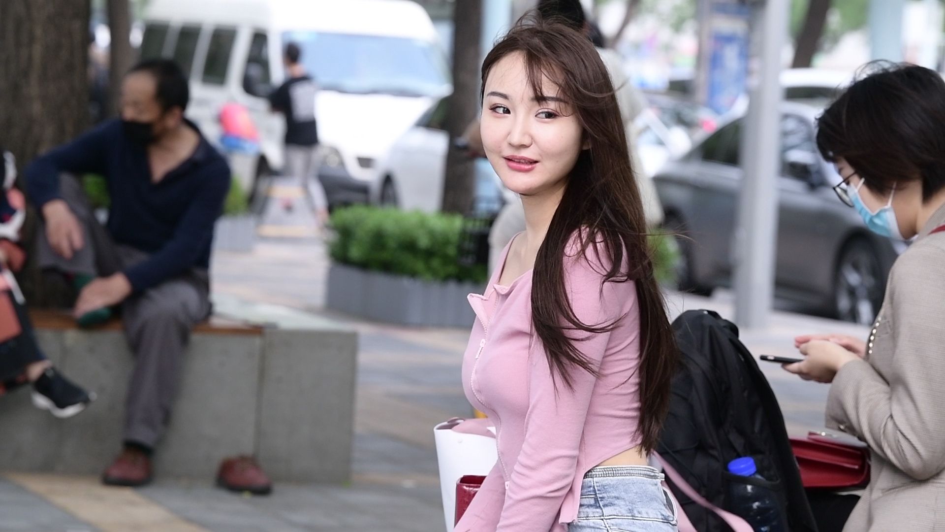 紧身牛仔裤搭配一字带细跟凉鞋,精致美女的穿搭