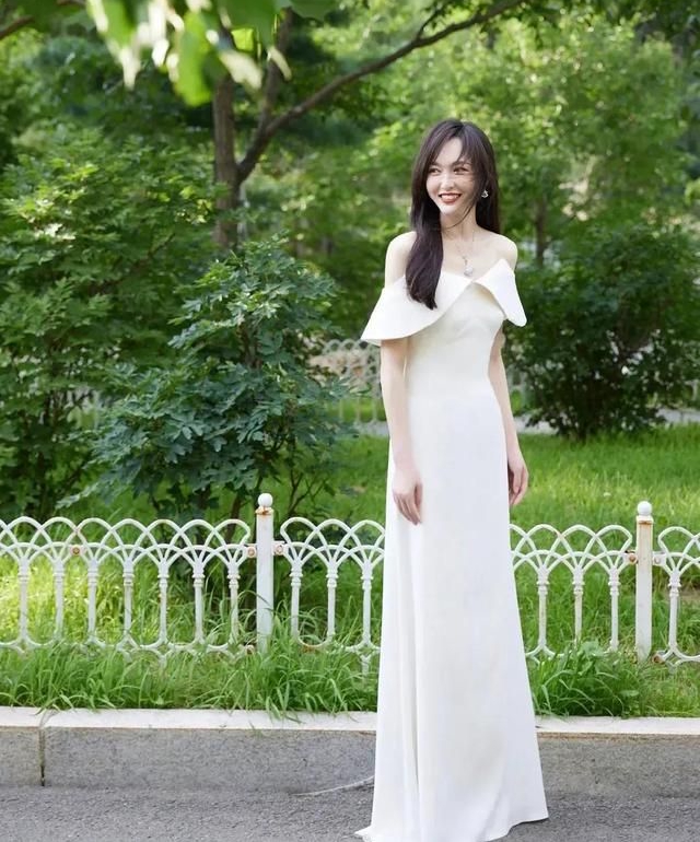 小仙女唐嫣,白色露肩长裙,温文儒雅!__财经头条