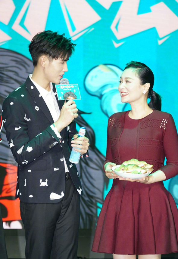 陈飞宇为52岁陈红庆生,晒旧照颜值爆表,网友:现在咋老这么多