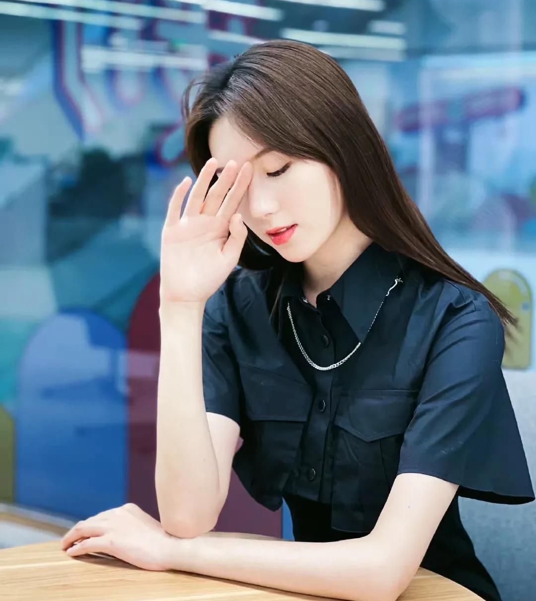 徐婉婷高清淡雅时尚写真,时尚俏丽!__财经头条