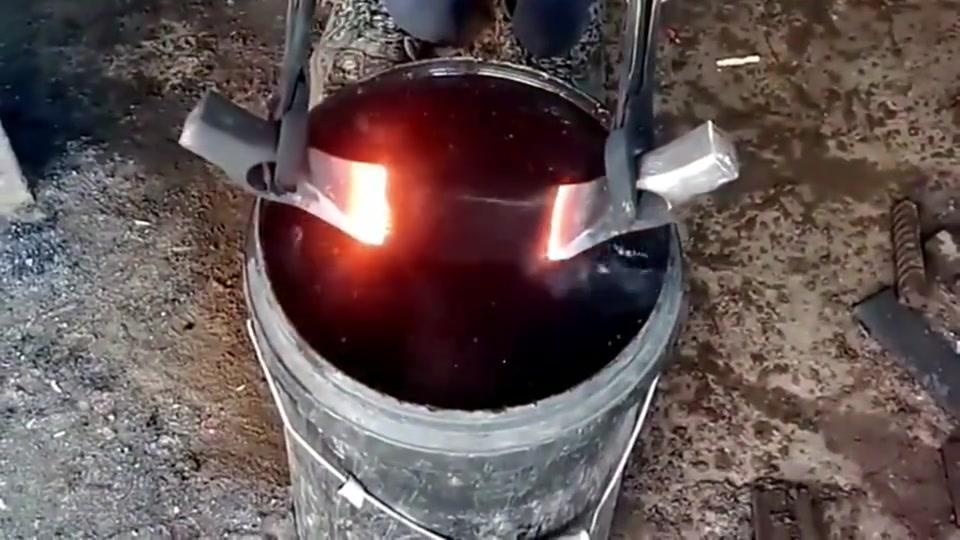 老师傅曾说过,打铁最重要的环节,就是在红铁入水的这一刻!