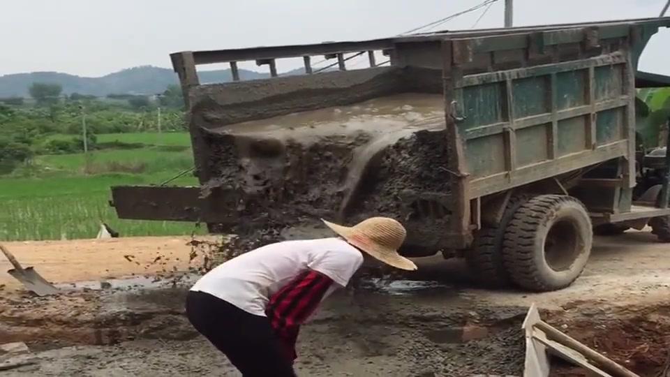 河南老司机开拖拉机拉混凝土,结果卸不下来,这智商没谁了