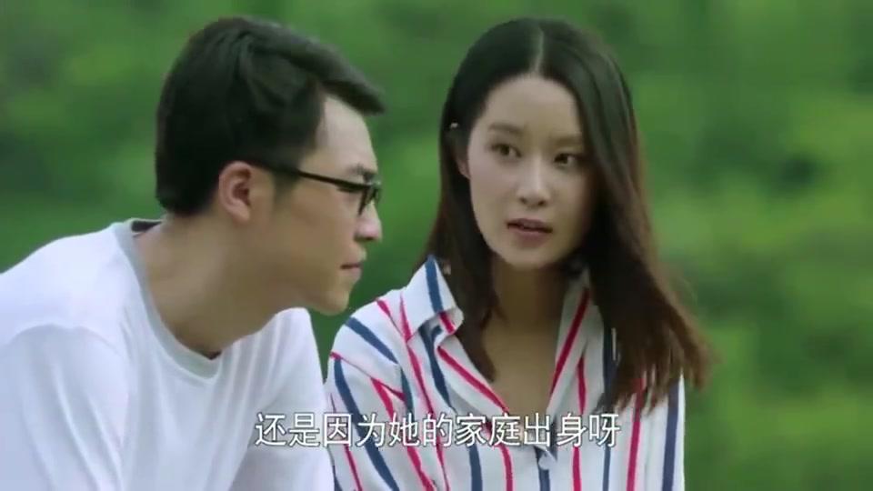 平凡岁月:李三宝和王蔷牵手郊游,美景配佳人真是浪漫