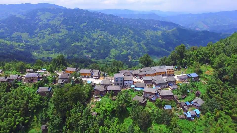 此村庄地理位置独特,背靠一座金字塔,一个极佳的风水宝地