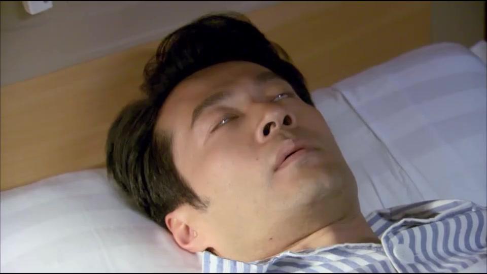 植物人老公要醒了,美女想过好日子抛弃他,最后陪他一晚上