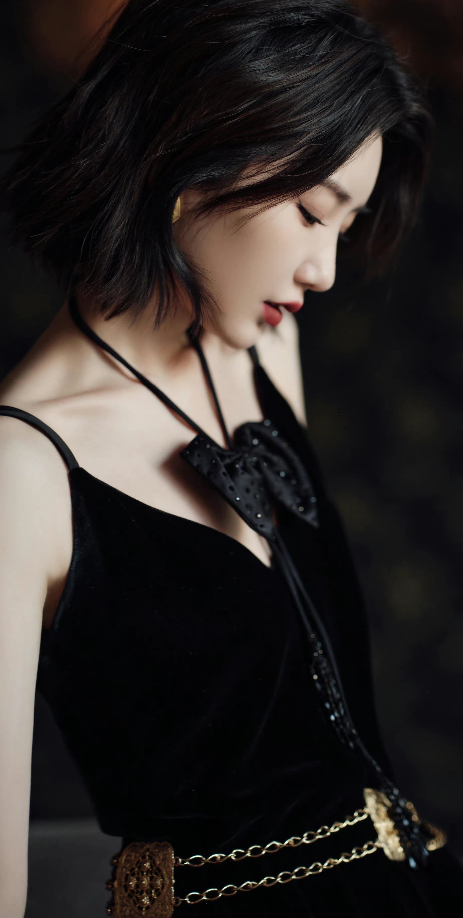 毛晓彤蝴蝶结黑色连衣裙妩媚写真,灵动优雅,娇俏可人!