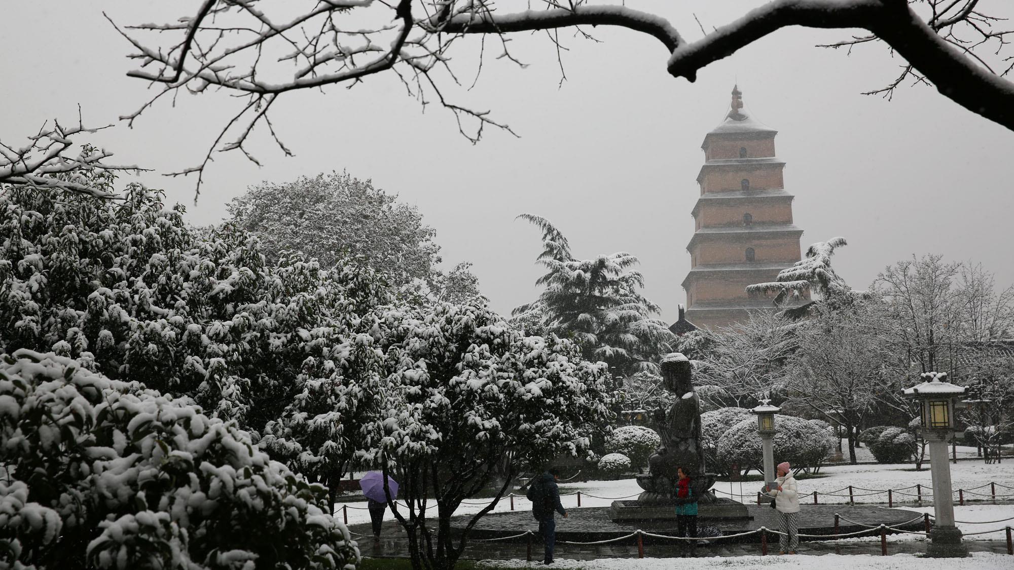 西安下雪啦!赶紧去大雁塔拍雪景,真实感受梦回长安