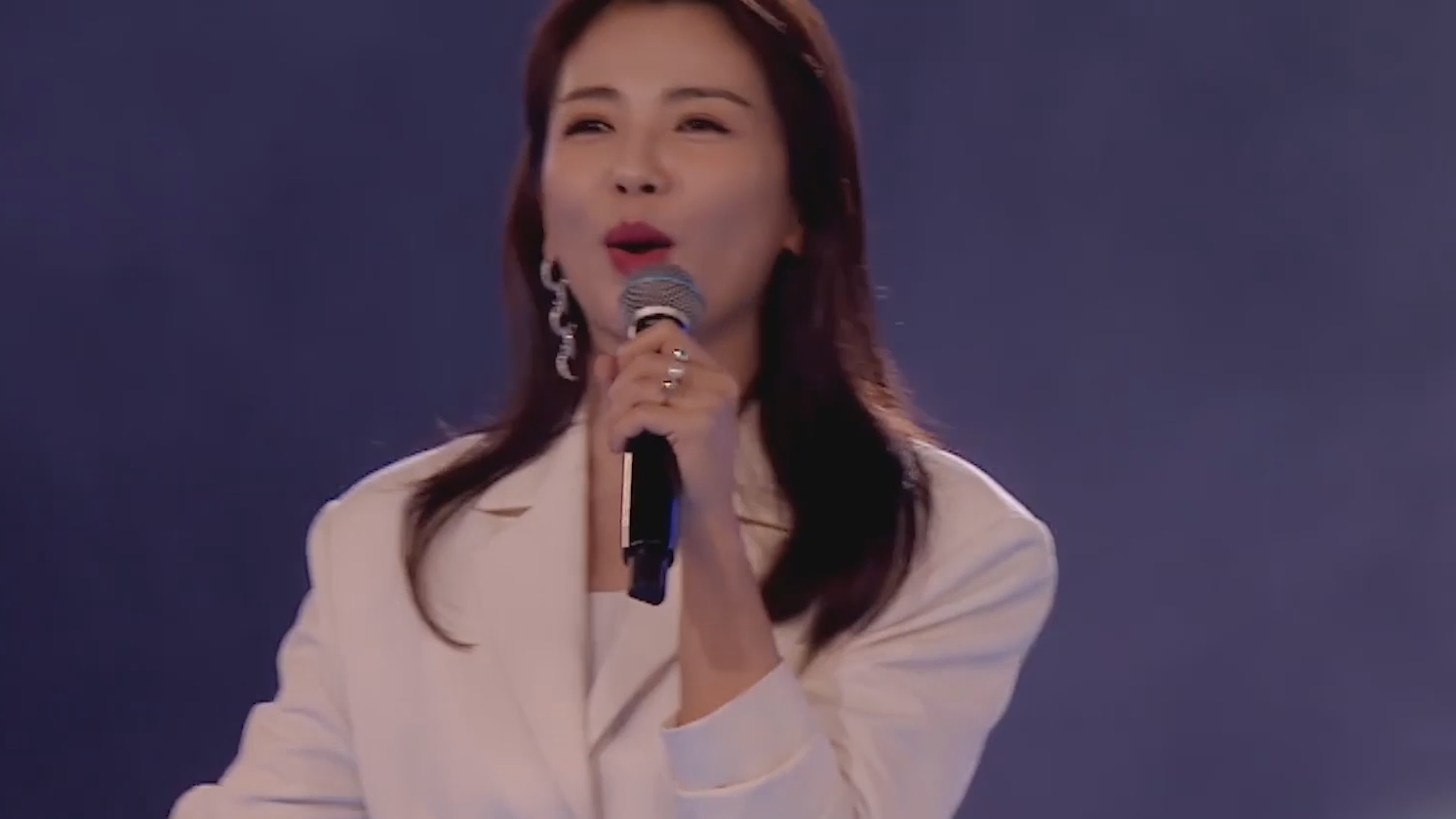 刘涛2021中秋晚会惊艳的不像话,一首《大风吹》,唱上央视舞台