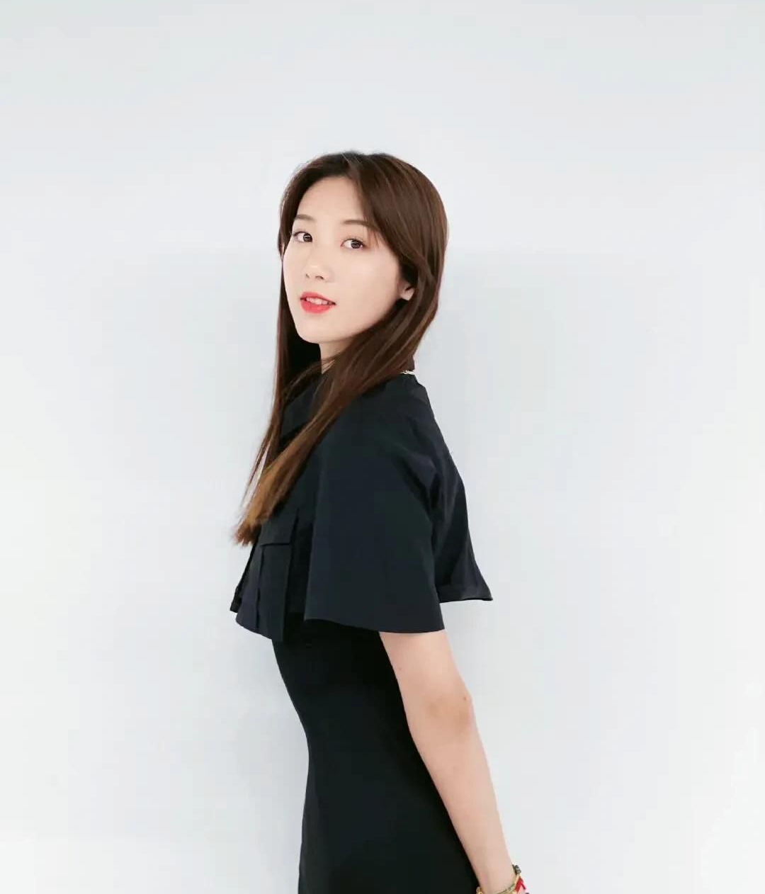 徐婉婷高清淡雅时尚写真,时尚俏丽!__财经头条