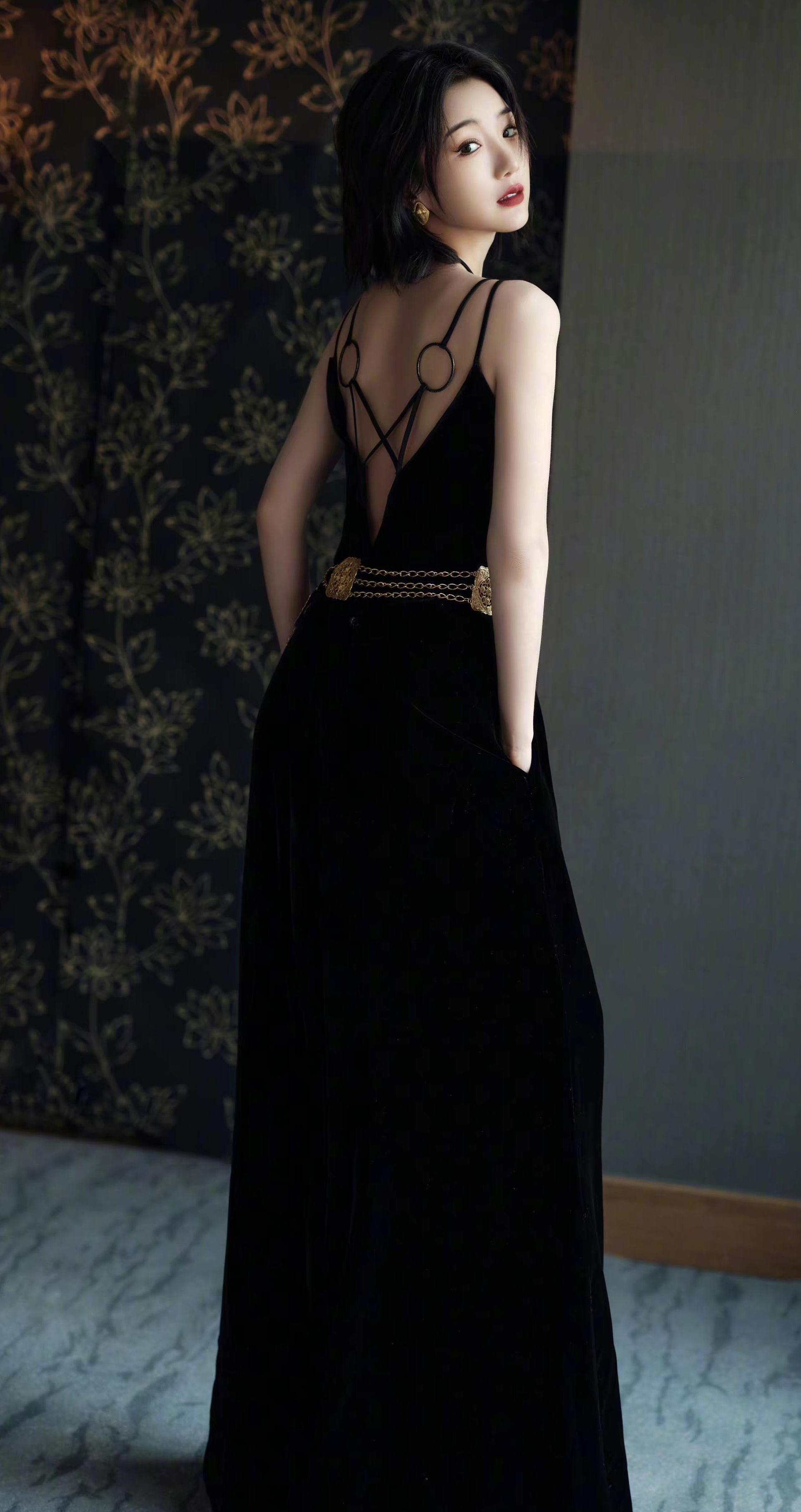 毛晓彤蝴蝶结黑色连衣裙妩媚写真,灵动优雅,娇俏可人!