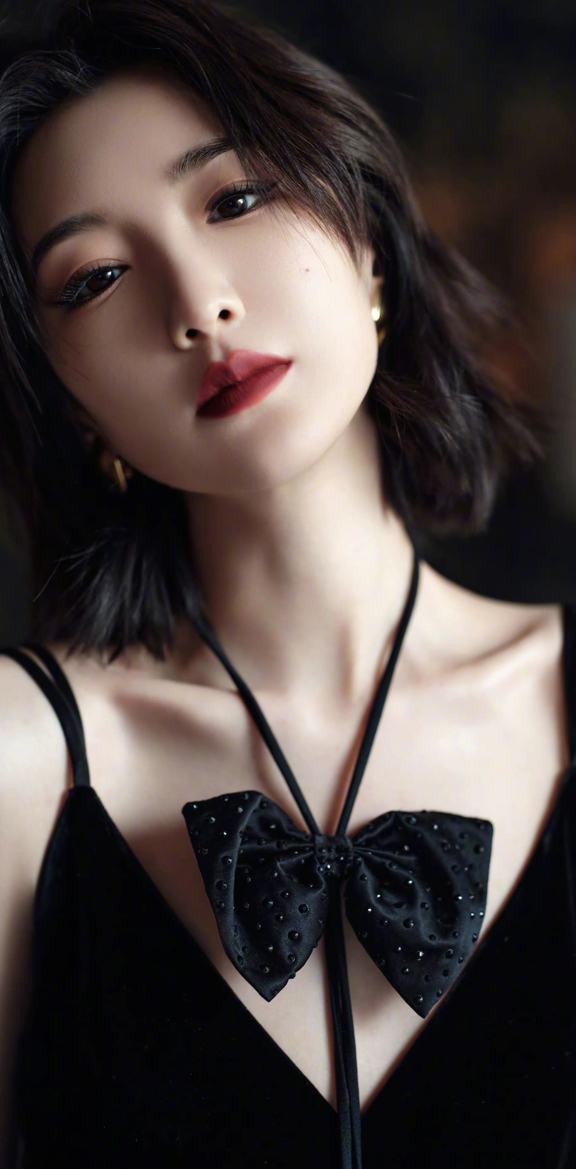 毛晓彤蝴蝶结黑色连衣裙妩媚写真,灵动优雅,娇俏可人!