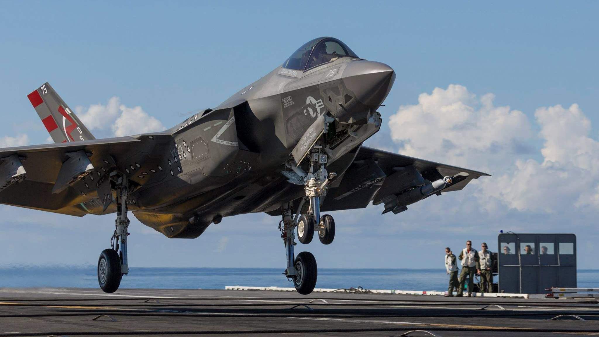 美军f-35"闪电Ⅱ"隐形战斗机,进行短距垂直起降的镜头!