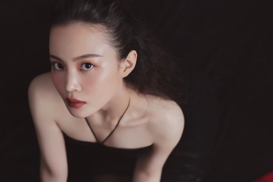 韩国女歌手李遐怡最新杂志写真曝光