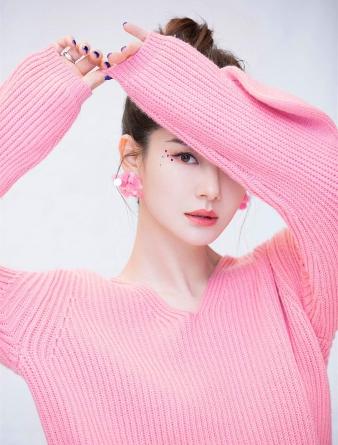 戚薇高清俏丽美照,优雅灵动!__财经头条