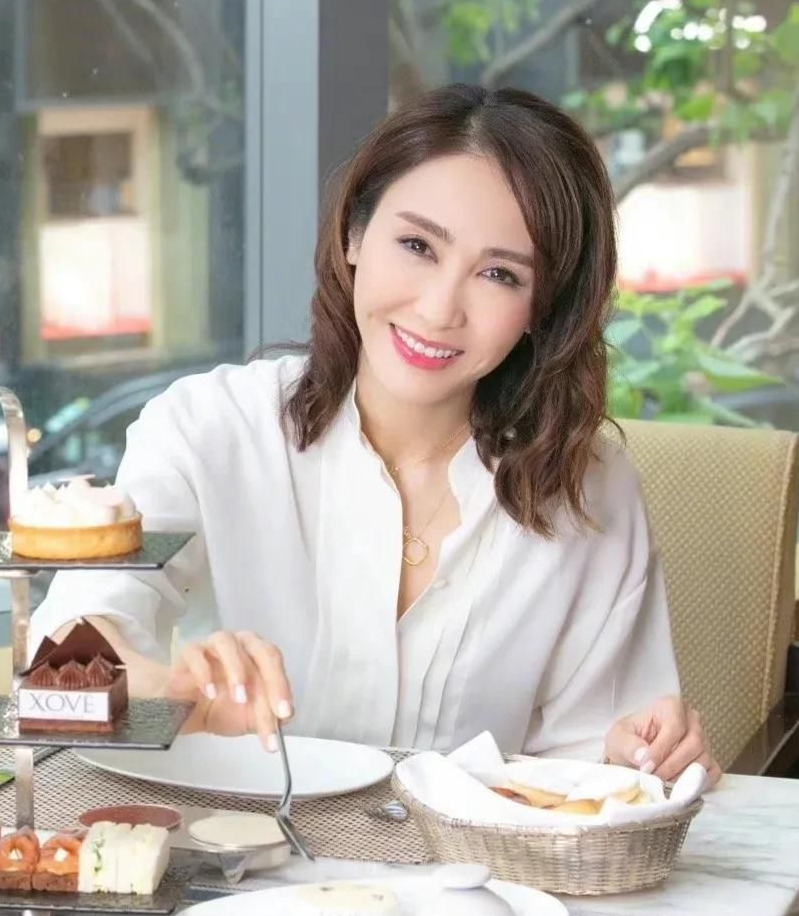 端庄优雅的黎姿,才貌双全,温婉秀丽的写真照!__财经头条