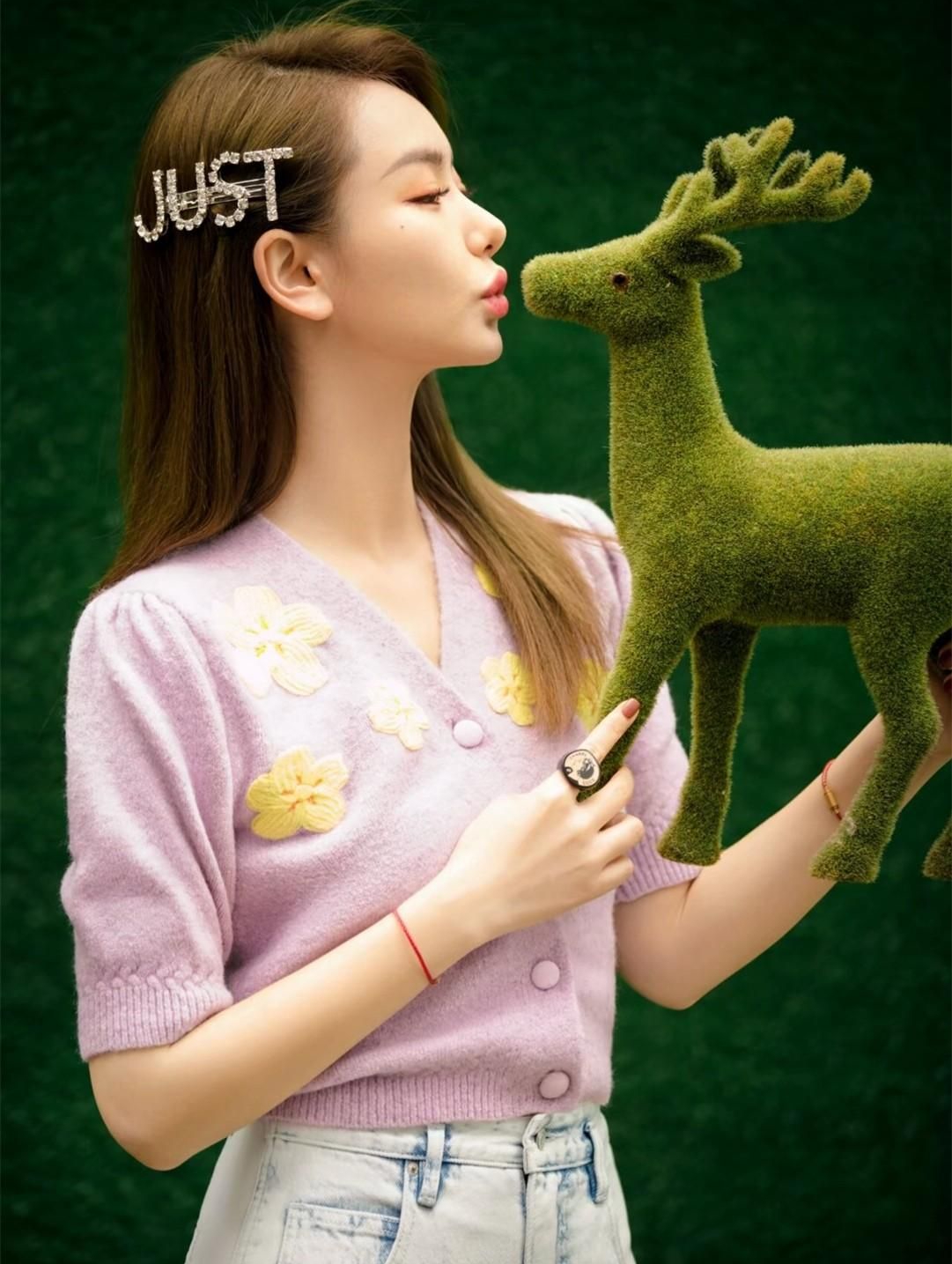 戚薇高清俏丽美照,优雅灵动!__财经头条