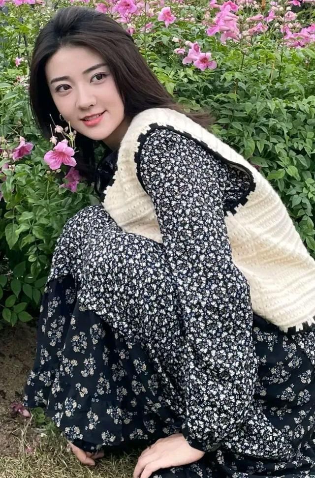 梁洁长得真好看,黑色碎花裙,楚楚动人!__财经头条