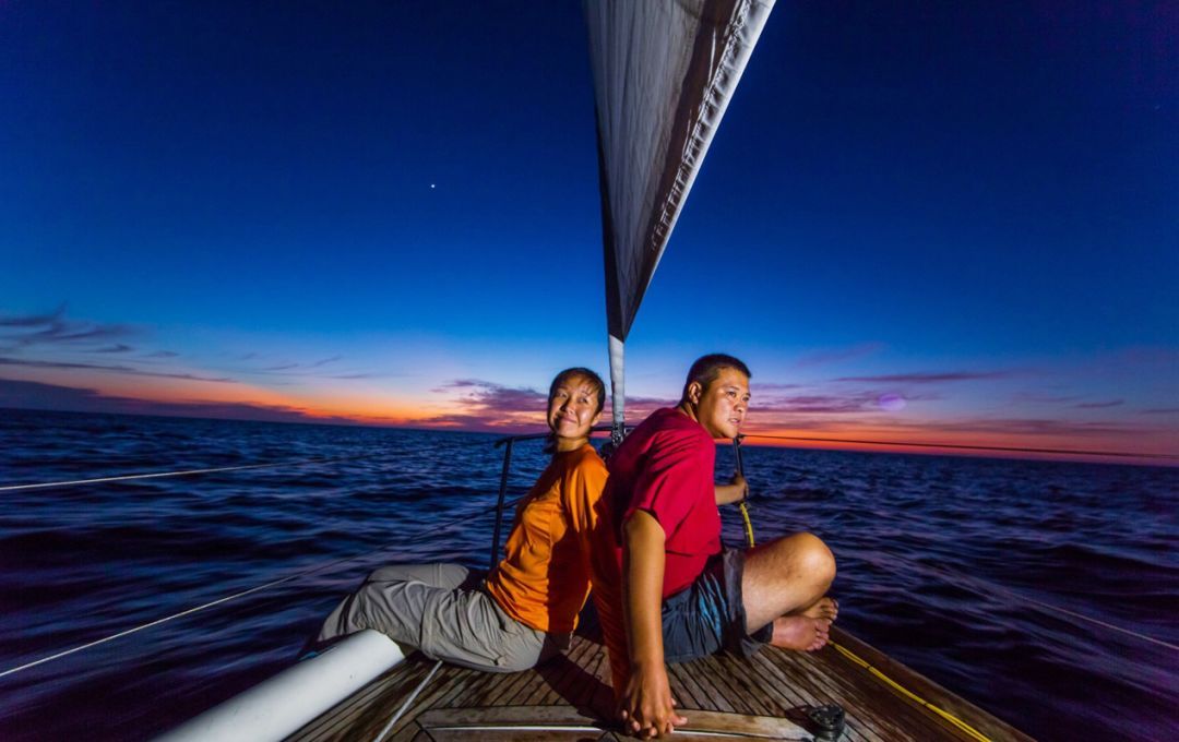 卖掉房子公司去旅游,飞越23国完成环球飞行,归来后发现赚了2亿,年轻的