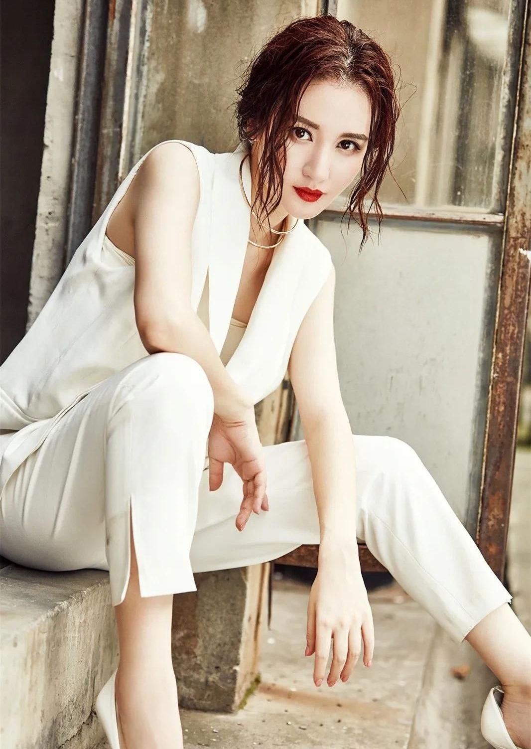 张萌时尚俏丽身姿妩媚的写真