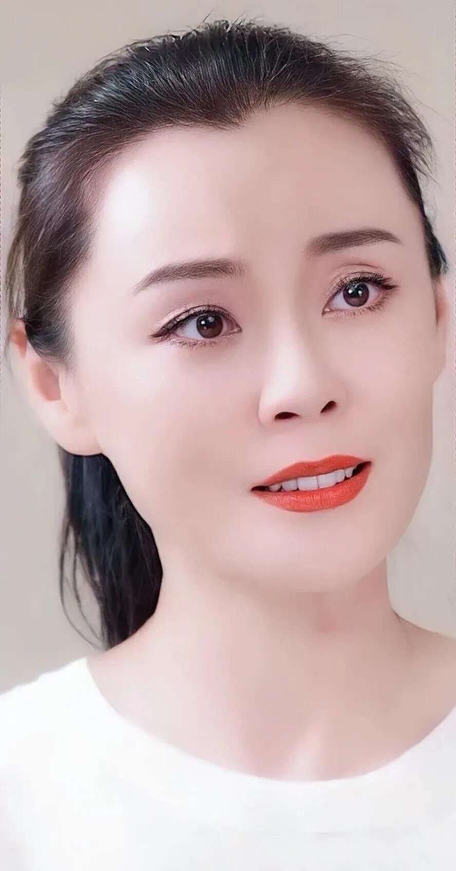 梁爱琪高清优雅写真,华贵优雅!__财经头条