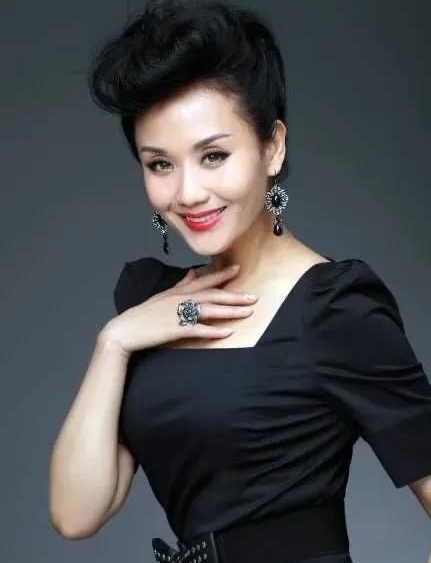 李颖,惊艳迷人,温柔秀丽的写真照!__财经头条