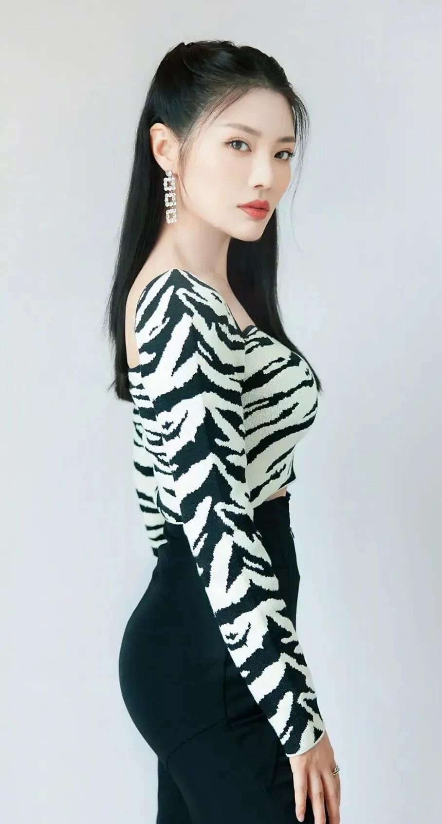 徐冬冬高清温婉美图,惊艳迷人!__财经头条