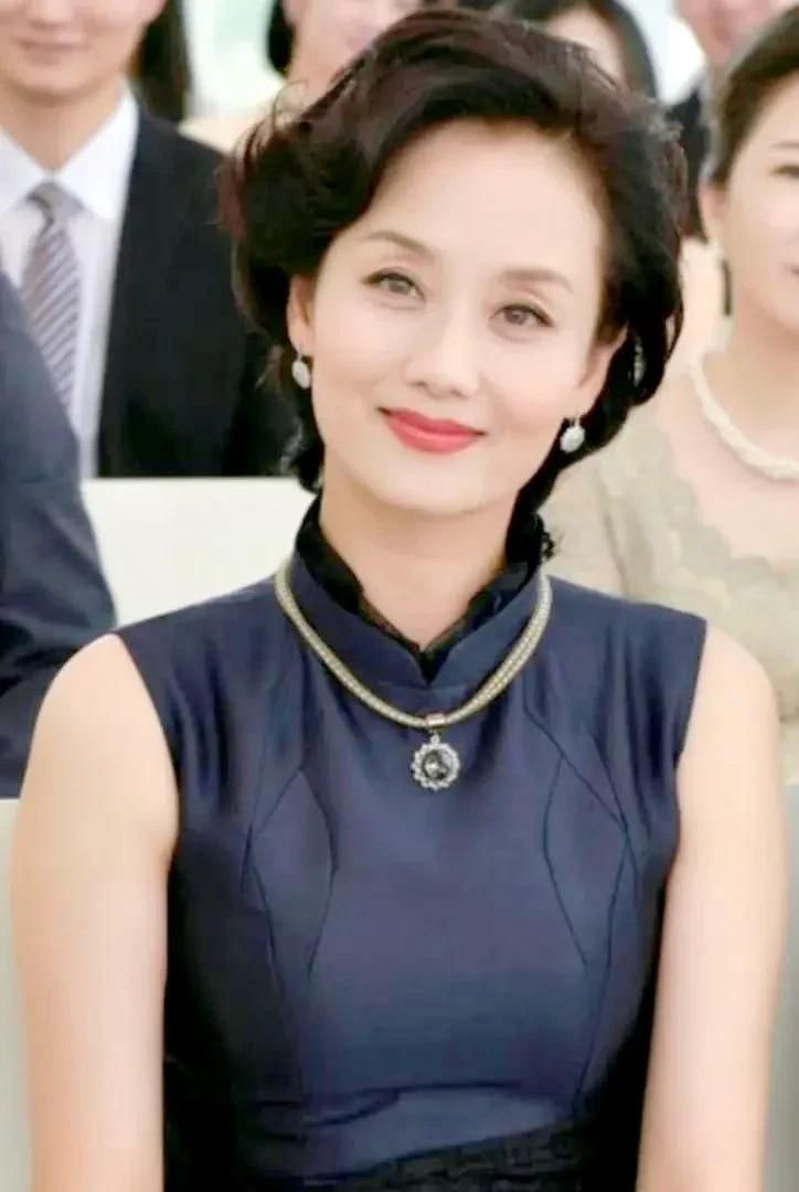 李颖,优雅迷人,温柔秀丽的写真照!