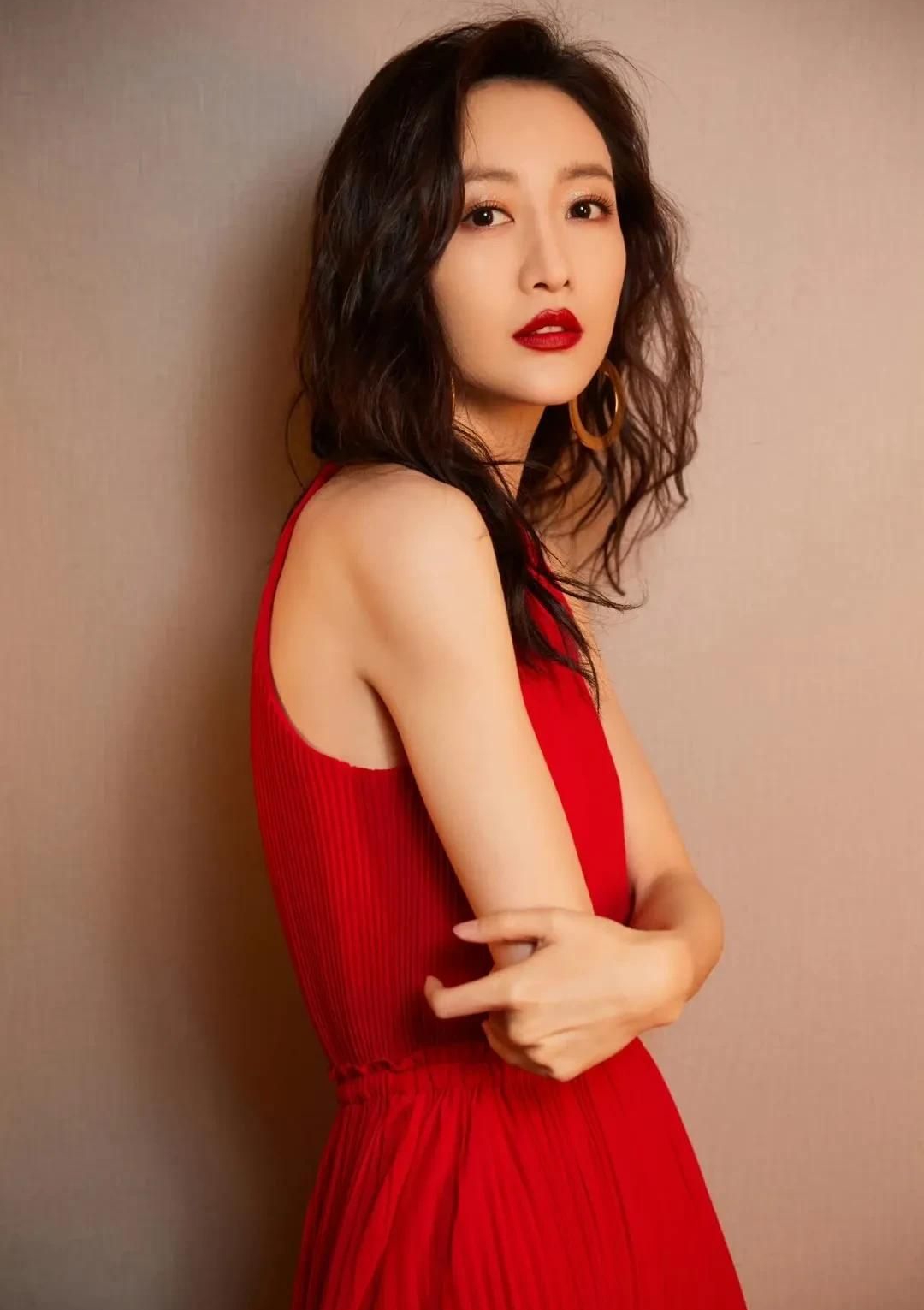 王鸥高清绝美写真,精致优雅!__财经头条