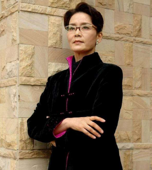 13次获得影后,32岁离婚后单身至今,66岁无儿无女皈依佛门|米家山|潘虹