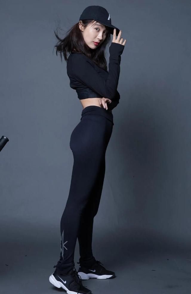 李菲儿紧身瑜伽服!