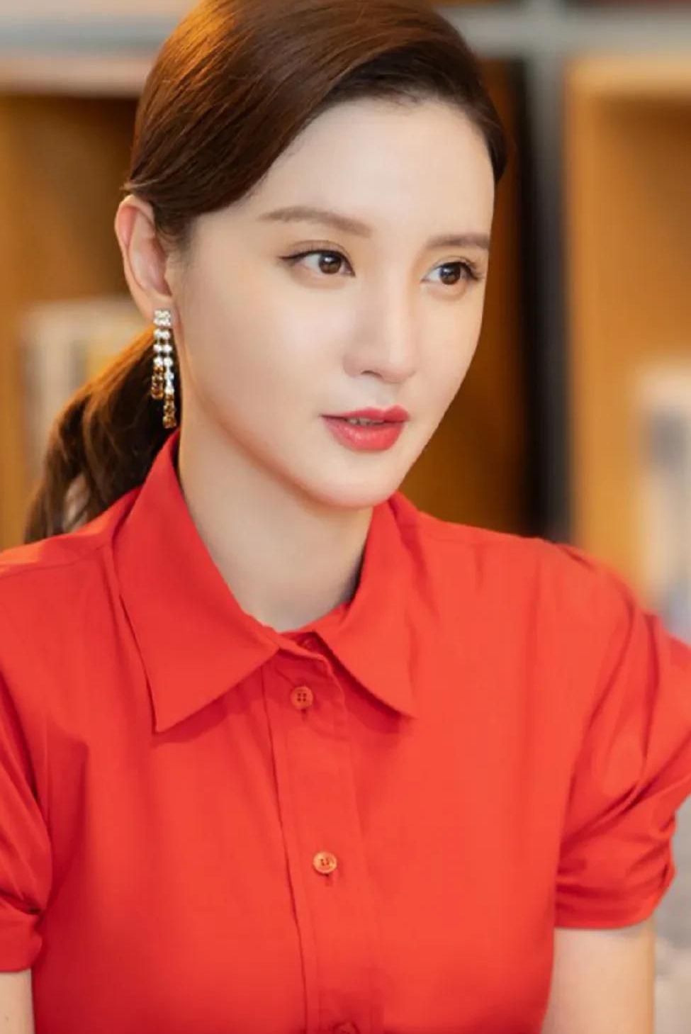 张萌时尚俏丽身姿妩媚的写真