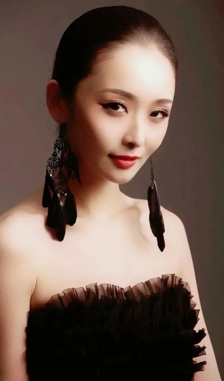 李曼高清优雅写真飒爽俏丽