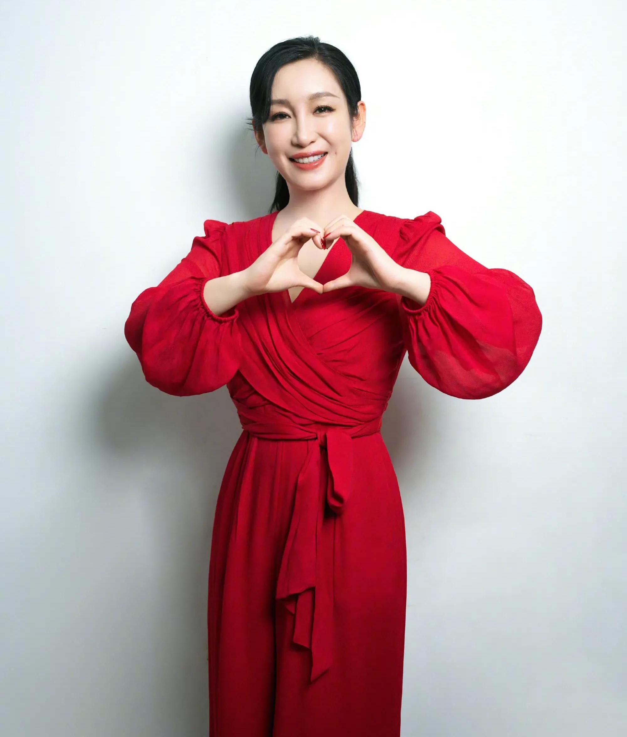 才貌双全的秦海璐,美艳动人,魅力无限的写真照!__财经头条