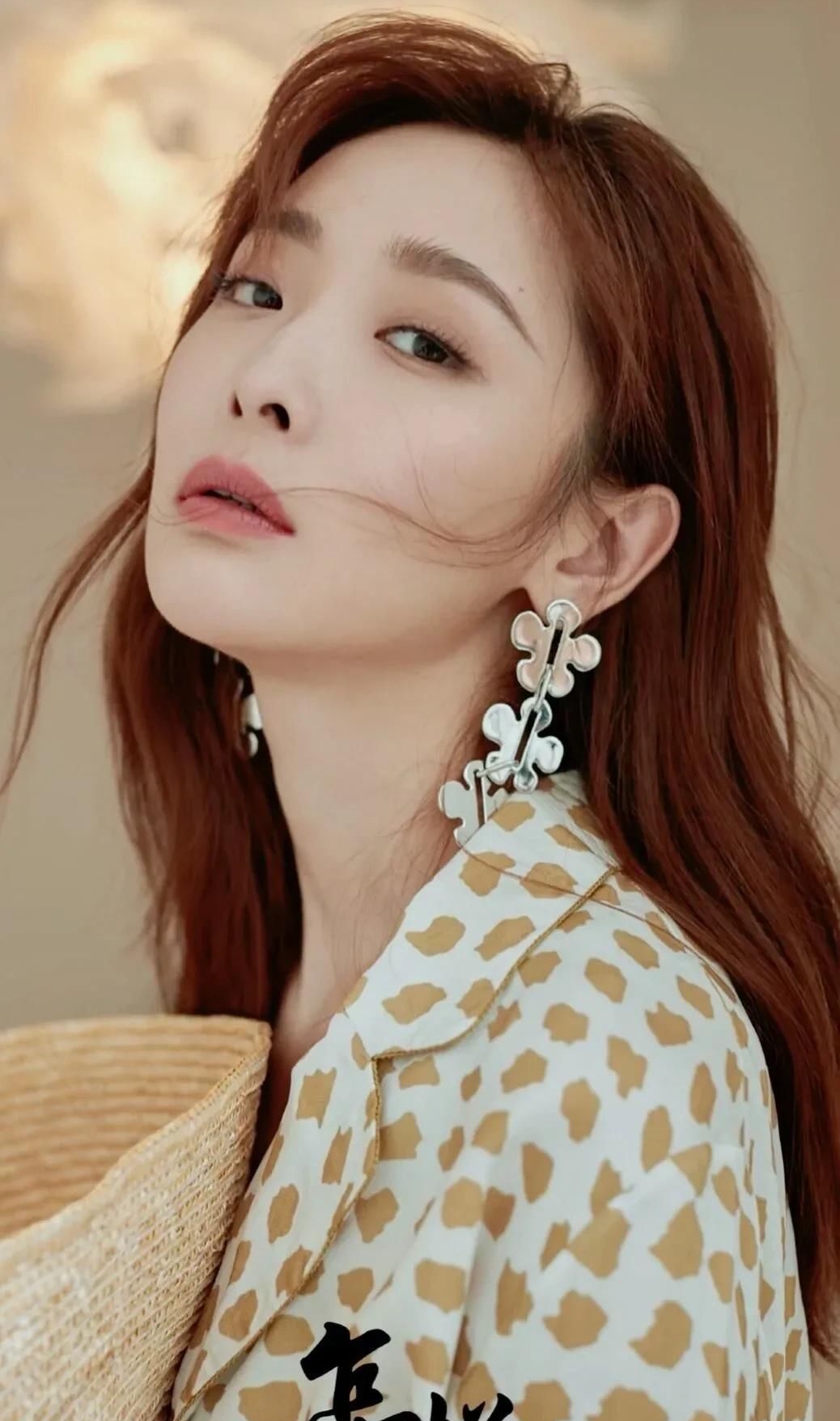 李曼高清优雅写真,惊艳迷人!__财经头条