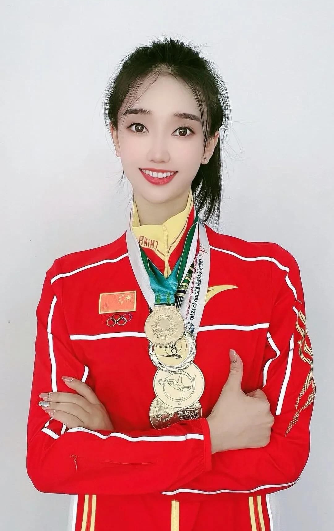 舒思瑶高清美艳写真,娇媚动人!__财经头条