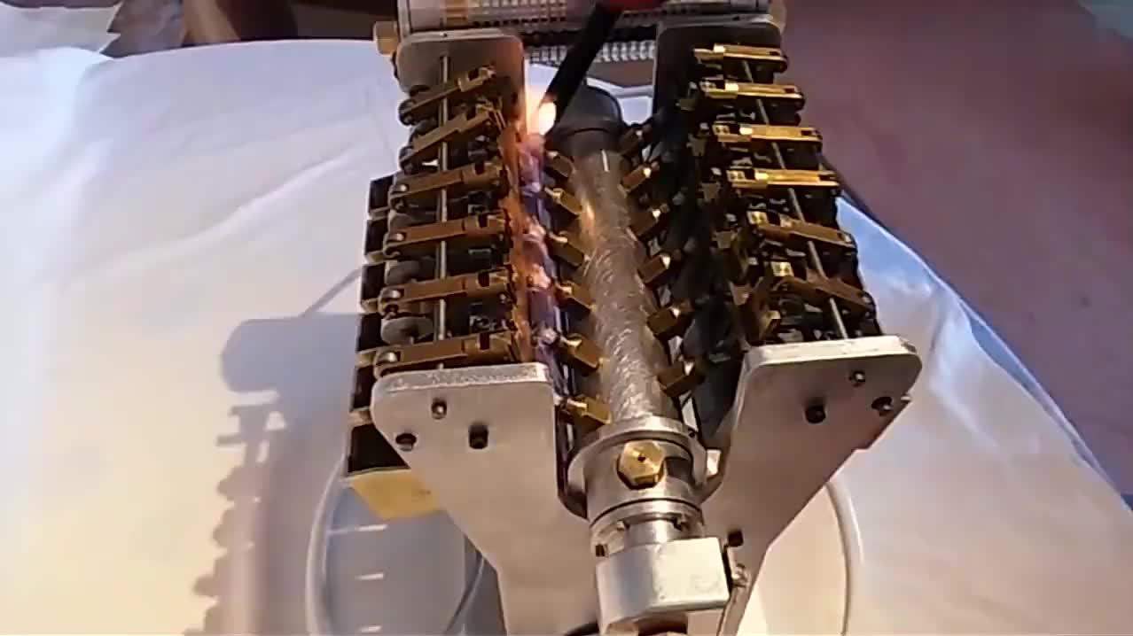 你见过内燃机火车头的发动机构造和原理吗?