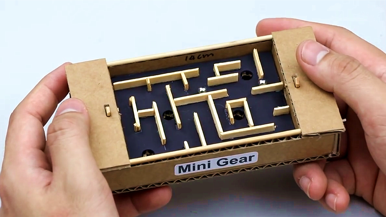 小哥创意diy,打造一款纸板"迷宫游戏机",成品真好玩!