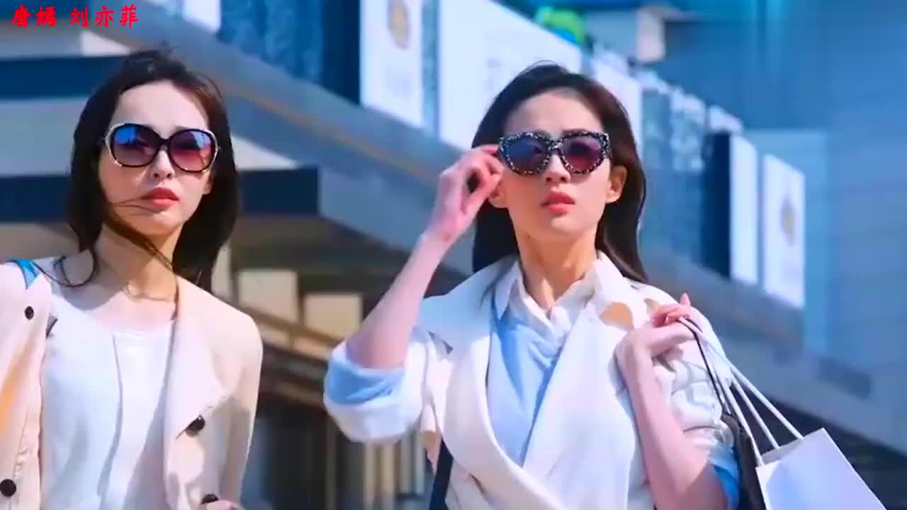 刘亦菲,唐嫣同框当空姐,简直美翻了,关晓彤还差点女人味!