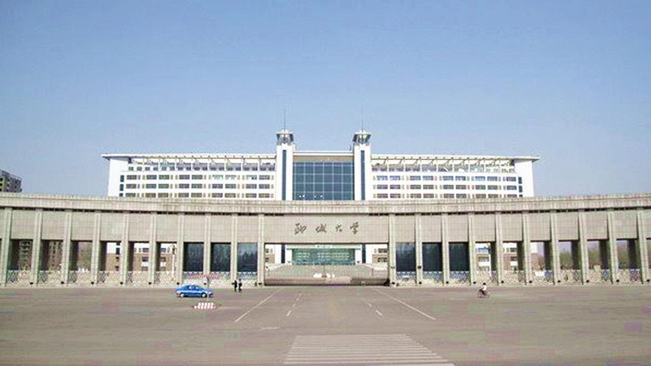 中国十分豪气的大学校门,堪称"亚洲第一门",长度有300多米!