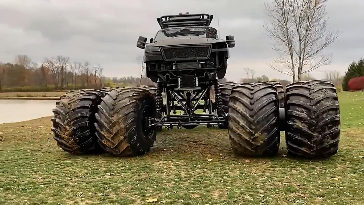 土豪改装皮卡车这轮子有得有一个车身大了