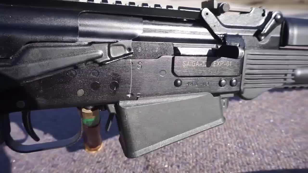 saiga-12战斗霰弹枪,弹匣加装12号口径蓝色霰弹,靶场射击测试