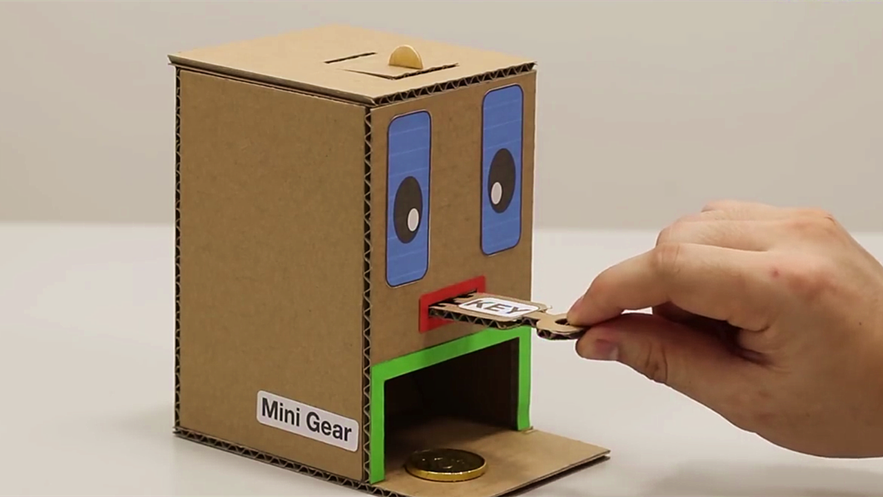 牛人实力创造,用纸板diy趣味"存钱罐",用钥匙才能取到钱!