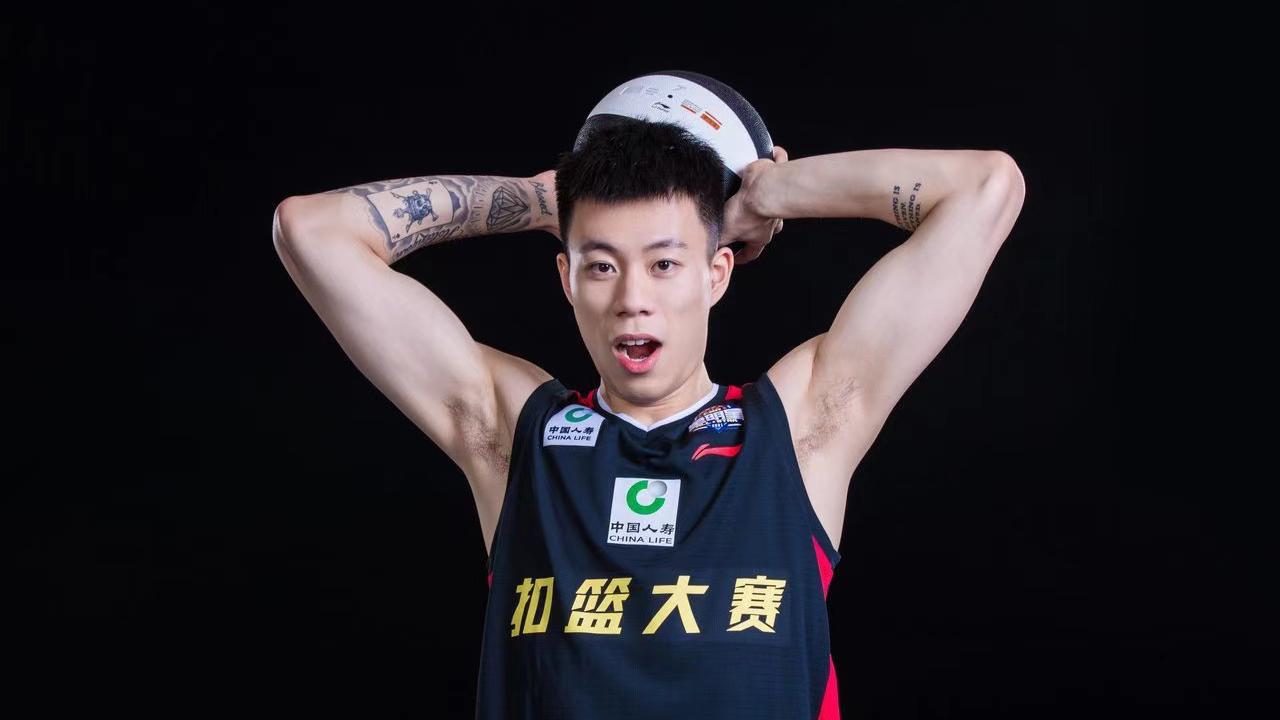 张镇麟下场后场边逐一击掌 妈妈也不能错过