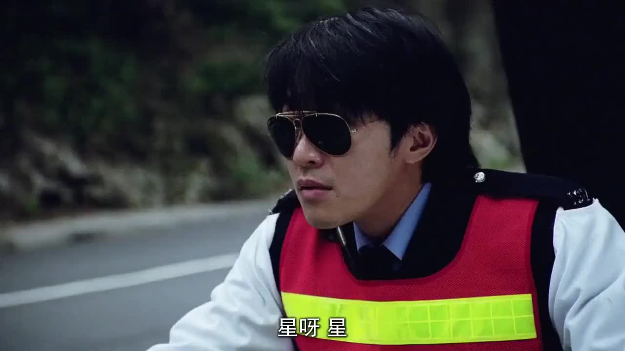 星爷一边烧烤一边执勤,达叔拿起香肠从中间开始吃,真过瘾!