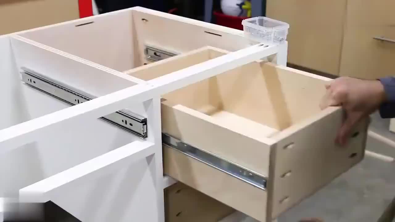 一个带抽屉实木办公桌男子制作出的成品跟大厂的没区别