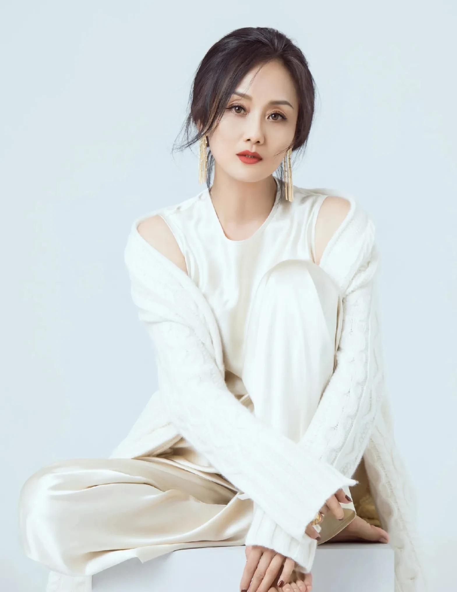 李颖,妩媚动人,温柔秀丽的写真照!__财经头条