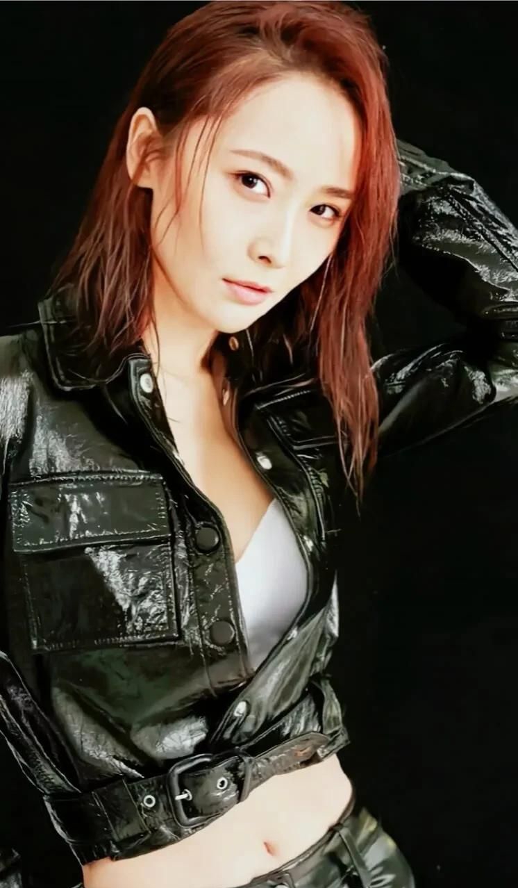 李曼高清优雅写真飒爽俏丽