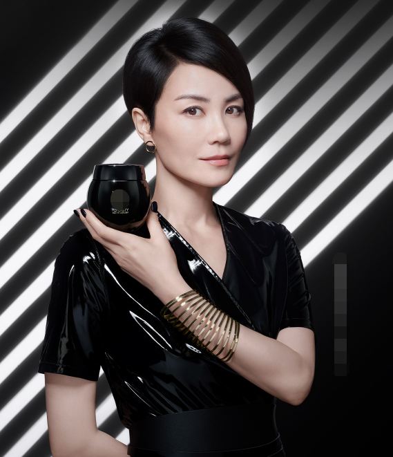 51岁王菲近照曝光一根皮带勒出巴掌腰手腕套14个铁圈