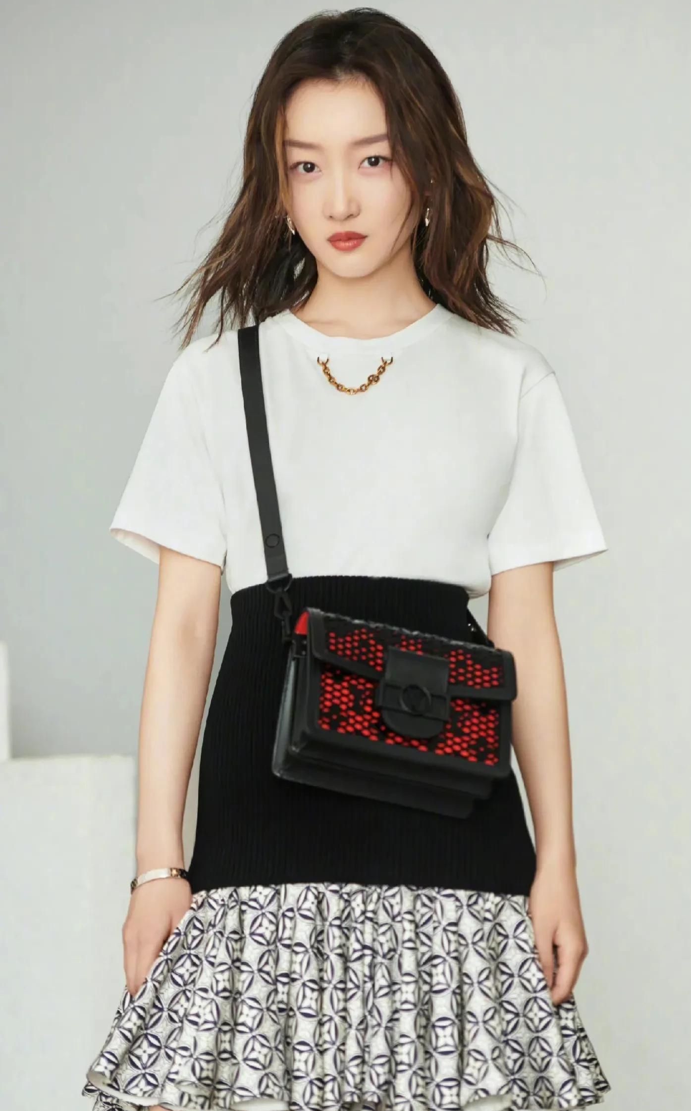 周冬雨,优雅迷人,魅力无限的写真!__财经头条